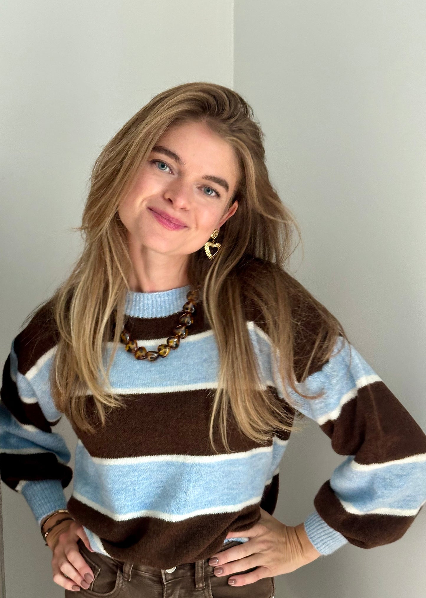 Bruin met blauw trui