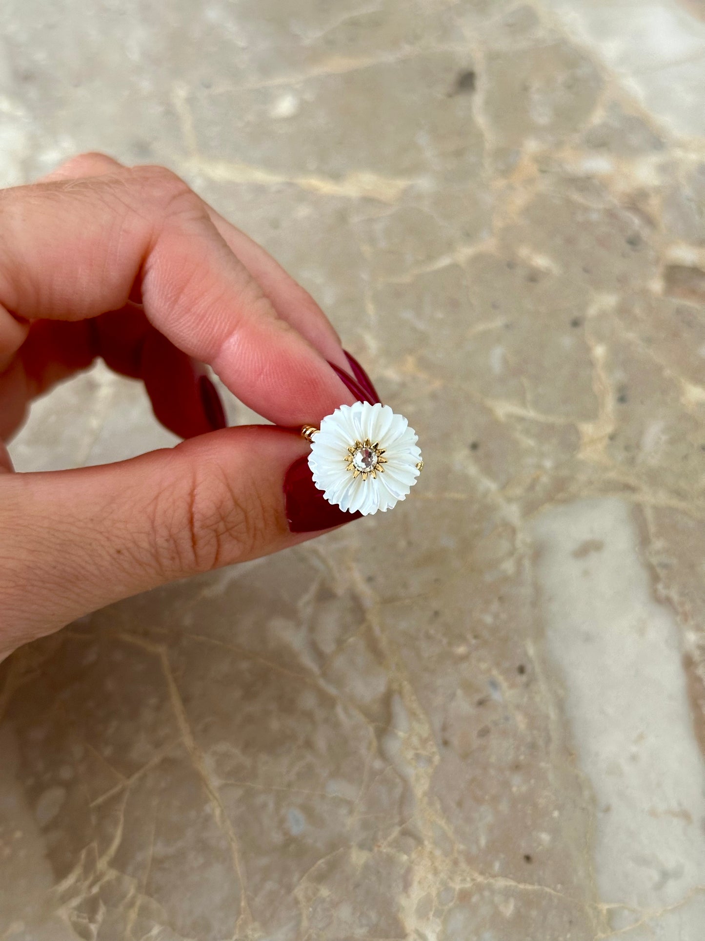 Witte bloemen ring