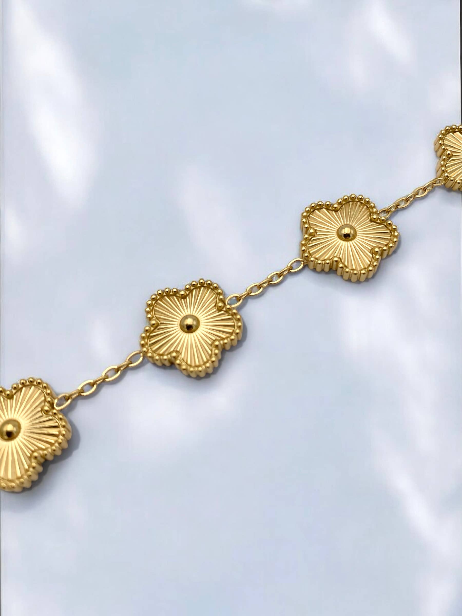 Goudkleurige Bloemenarmband - Lara - Seyss