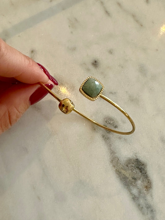 goudkleurige armband groene steen 